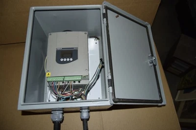 TELEMECHANIQUE ALTISTART 48 AC DRIVE en caja Hoffman Foto 1 de 4