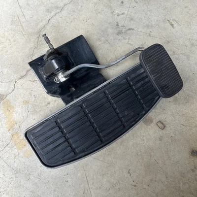 Clavija de piso derecho con pedal de freno Suzuki Intruder VL1500 1998-2004 Foto 1 de 4