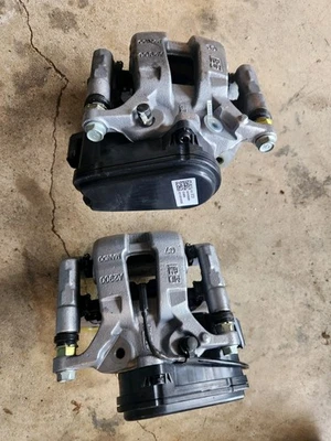 New 2021-2023 Cadillac Escalade Silverado Tahoe GMC Yukon Rear Caliper Set OEM - Image 1 of 4