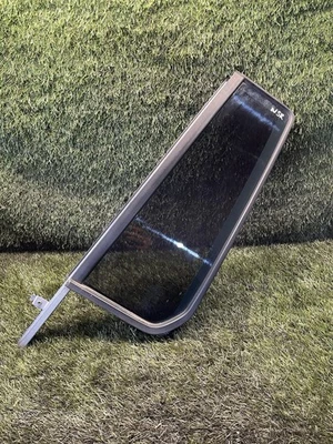 LAND ROVER DISCOVERY 3 PASSENGER REAR SMALL QUARTER DOOR WINDOW GLASS NSR 04-09 - Image 1 of 2