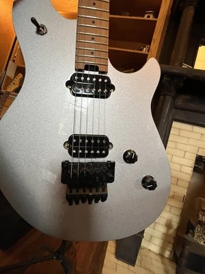 Электрогитара EVH Wolfgang® Standard гриф из обожженного клена, серебристый блеск - Изображение 1 из 4