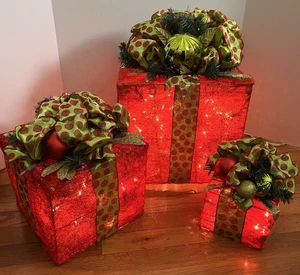 De colección Marca de Miembro 3 Piezas Prelit Regalos 8", 14", 19" - Decoración de Navidad - 170 Luces - Imagen 1 de 12