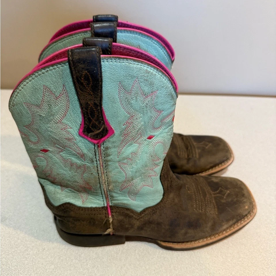 Bota Ariat Kid's Tombstone Western biqueira quadrada tamanho 3.5 marrom/azul 10031516 - Imagem 1 de 1