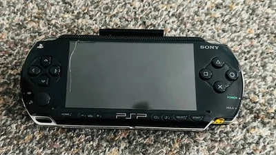 Sony PSP-1001 PlayStation Portable - 2GB Memory Card & Game / Cracked Screen - Image 1 of 4
