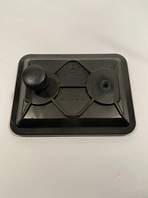 FUSE BOX COVER Mercedes W123 77-85 300D 240D 300CD 300TD 240TD 300TD 1235400082 - Image 1 of 4