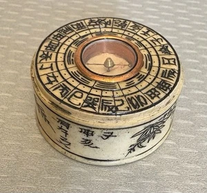 Brújula Scrimshaw de hueso china de colección firmada Feng Shui Luopan tamaño de bolsillo 1,5" - Imagen 1 de 10