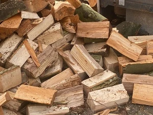 Brennholz Kaminholz Eiche in Flensburg abgelagert kann sofort verbrannt werden - Bild 1 von 2
