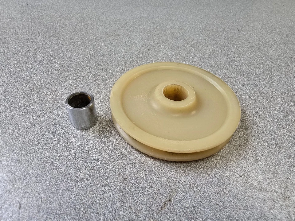 VERY NICE GENUINE PORSCHE 914 914-6 CLUTCH CABLE DEFLECTION ROLLER WHEEL W BUSH - Image 1 of 4