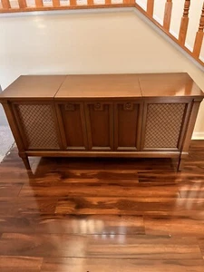 Vintage Console Radio And Record Player Antique - Picture 1 of 5