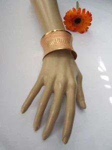 Neu Damen breit Gold Metall Manschette Mode Armband leicht pfirsichrosa gepunktet - Bild 1 von 12