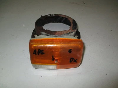 Freccia Destra DX Anteriore Frecce Supporto Faro Piaggio Ape P601 1978 1986 1987 - Immagine 1 di 4