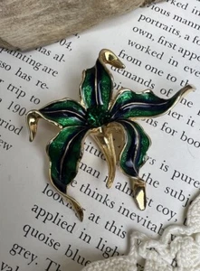 Vintage Brooch Pin Enameled Emerald Green Gold Tone Lily Green Gem Center  💚 - Picture 1 of 9