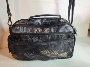 Lug Scoop Crossbody Bag Black Tropical Fog Palm Zip Pockets Soft Sided Casual - Bild 1 von 15