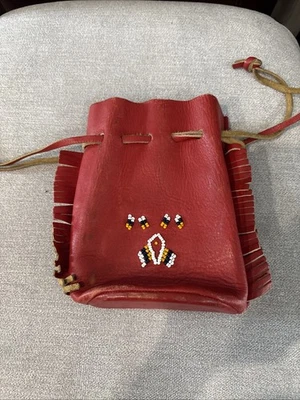 Bolsa de couro vermelha vintage com miçangas, com franja, American Indian B4 - Imagem 1 de 4