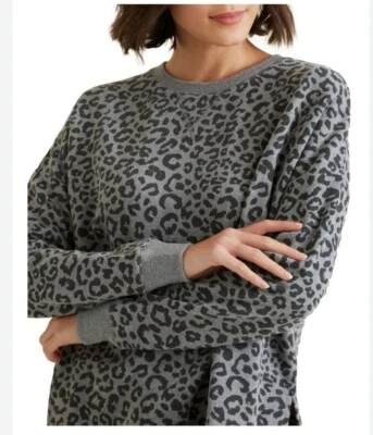 ESPLÉNDIDO Pullover Tejido Waffle Estampado Leopardo. Talla XL. Precio de venta sugerido por el fabricante $108 Foto 1 de 4