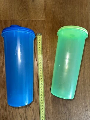Tupperware Erfrischer-Getränkebehälter blau und grün 1 Liter (beide im Set) - Bild 1 von 4
