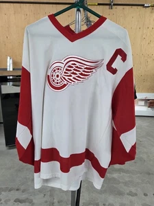 Camiseta deportiva de hockey vintage años 90 Detroit Red Wings Steve Yzerman #19 NHL CCM XL - Imagen 1 de 5