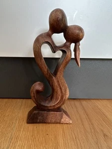Holzfigur „Küssendes Paar“ - Bild 1 von 6