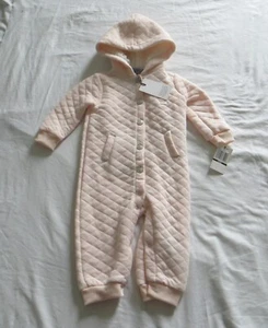 7 For All Mankind rosa gesteppter Einteiler Baby Wimpelkette Kunstfell Kapuze 6-9 Monate - Bild 1 von 6