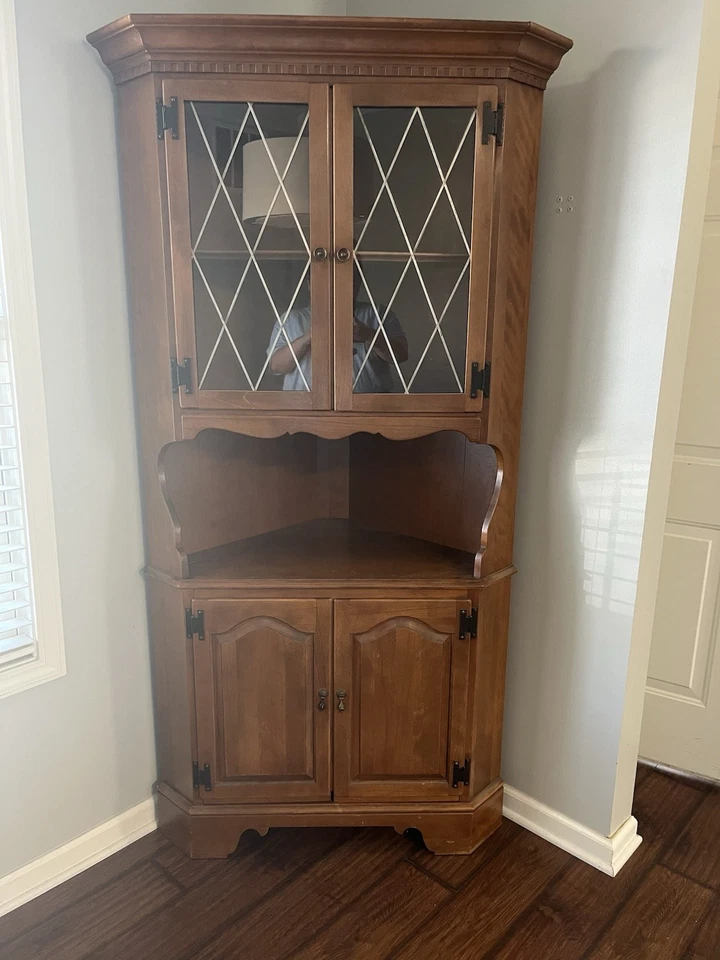 Este es un gabinete de esquina de arce nuez moscada reliquia Ethan Allen Foto 1 de 1