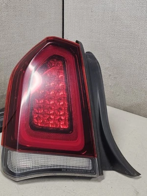 Luz trasera LED izquierda conductor Chrysler 300 2015-2023 borde negro 68225359AC Foto 1 de 4