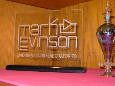 LETRERO DE VIDRIO GRABADO MARK LEVINSON CON BASE DE ROBLE NEGRO Foto 1 de 4