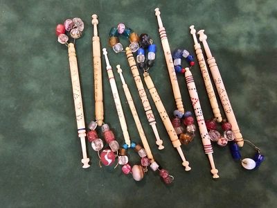 LOTE DE 10 BOBINAS ANTIGUAS DE ENCAJE CON LENTEJUELAS DE HUESO CON NOMBRE Foto 1 de 2