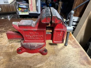 Vintage COLUMBIAN n.04 MORSA INCUDINE GIREVOLE 4'' CLEVELAND OH USA Made strumento rosso - Foto 1 di 4