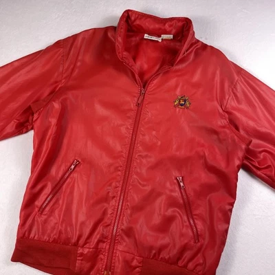 Jaqueta Izod Masculina Antiga Anos 80 Média Vermelha Nylon Quebra-vento Com Capuz Zíper Bolsos Lacoste - Imagem 1 de 4