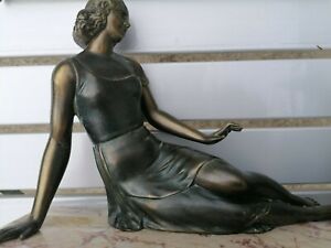 Très Belle statuette Signé ( Femme et Sygne ) en REGULE ( 5,250 Kg ) 39 cm 