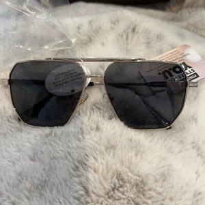 Foster Grant Low Bridge Fit GEOMETRIC Styles For Y.O.U. 100% UVA /UVB Sunglasses - Picture 1 of 5