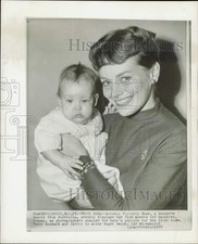 1957 Press Photo Actress Victoria Shaw with her daughter Tracey - lra39643