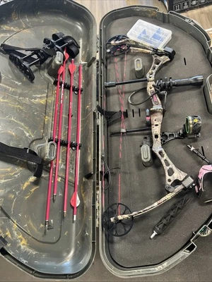 Bear Finesse Compound Bow RH 50lb RTH Realtree APG Camo - Image 1 of 4