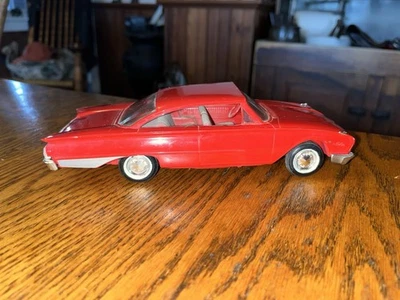 AMT 1960 FORD STARLINER 2 DOOR HARD TOP PROMO CAR MODEL RED 1:25 - Image 1 of 4