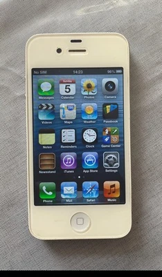 Apple iPhone 4 white colour memory 16 GB excellent condition iOS 6.1 very rare - Image 1 of 4