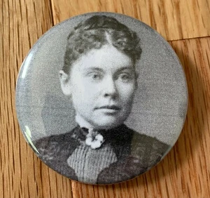 Insignia Pinback Pin Botón Lizzie Borden - Horror - Gótico - Espeluznante  - Imagen 1 de 1