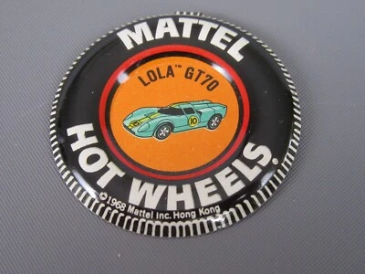 B112 Hot Wheels Redline Hong-Kong 1968 Lola GT70 Bouton Badge Métal Origine - Photo 1/4