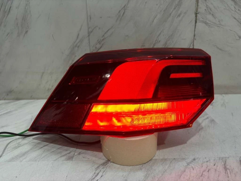 Luz trasera exterior OEM 2022 2025 VOLKSWAGEN GTI GOLF R LADO IZQUIERDO LED 5H0 945 095 D Foto 1 de 4