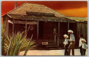 Postcard Langtry TX Judge Roy Bean Saloon and Court Onlookers - Picture 1 of 2