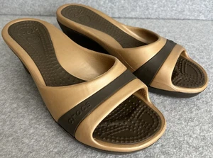Crocs Sassari braun hellbraun Peeptoe Keilabsatz Slipper Sandalen Größe 10 NEU! - Bild 1 von 13