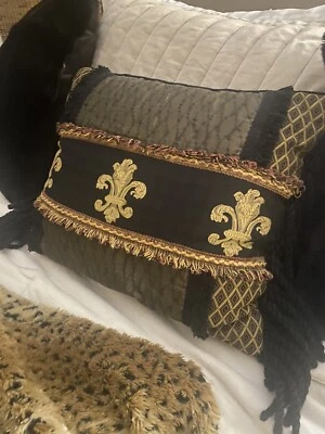 Almohada bordada personalizada hecha con flor de lis dorada y negra / espalda de terciopelo negro Foto 1 de 4