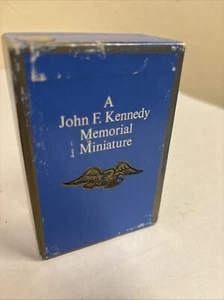 Juego completo de miniatura de casa aleatoria 1966 "A John F. Kennedy Memorial Miniature" - Imagen 1 de 6