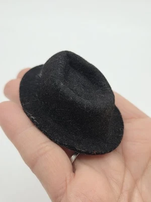 SOMBRERO MUÑECA MASCULINA FIELTRO NEGRO VINTAGE SE ADAPTA A KEN CLON?¿CITA COMERCIAL?  Foto 1 de 4