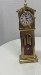 Vintage Miniatur Messing Standuhr 4" Regal Sitter Dekor Puppenhaus LESEN - Bild 1 von 10