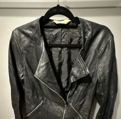 Chaqueta grande Hollister para mujer negra imitación cuero motocicleta plisado balancín Foto 1 de 4