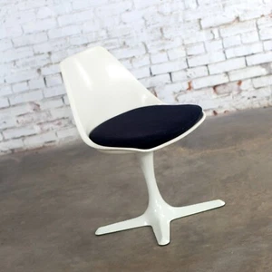 1 Mid-20th Century MCM Tulip Side Chair weiße Schale & schwarze Kissen von Burke - Bild 1 von 12