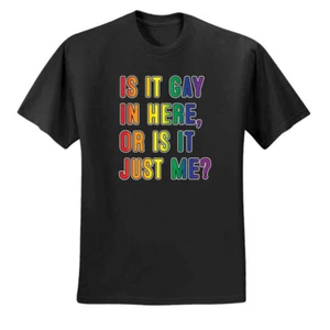Is it gay in here or is it just me LGBTQ Herren grafisches T-Shirt - Bild 1 von 16