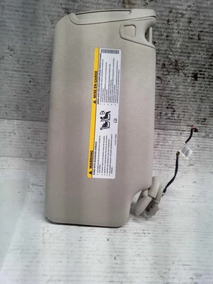 Used Left Sun Visor fits: 2015 Chrysler 300 illuminated w/dual pane panoramic su Foto 1 de 4