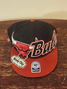 Chicago Bulls Windy City Hardwood Classics '47 Marca Snapback Sombrero - Negro y Rojo - Imagen 1 de 9