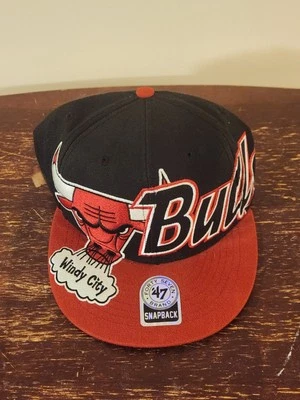 Chicago Bulls Windy City Hardwood Classics '47 Marca Snapback Sombrero - Negro y Rojo Foto 1 de 4